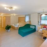 Monolocale accogliente con zona notte, salotto, cucina e tavolo da pranzo