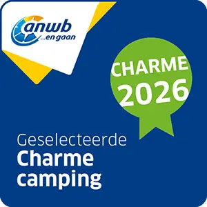 Logo ANWB "Charme Camping 2026" con testo olandese su sfondo blu.